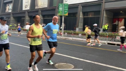 苏州河半程马拉松今日七点鸣枪。海港队主教练穆斯卡...